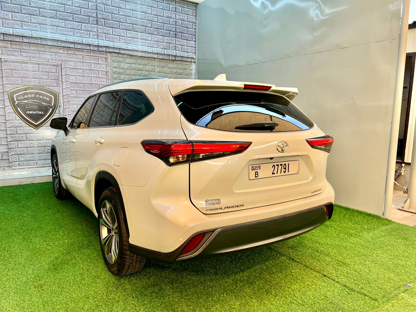  RENT   TOYOTA HIGHLANDER      IN DUBAI