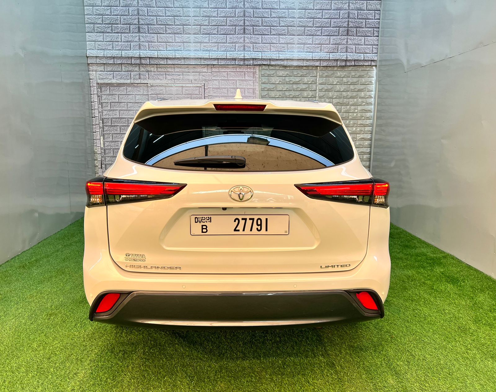  RENT   TOYOTA HIGHLANDER      IN DUBAI