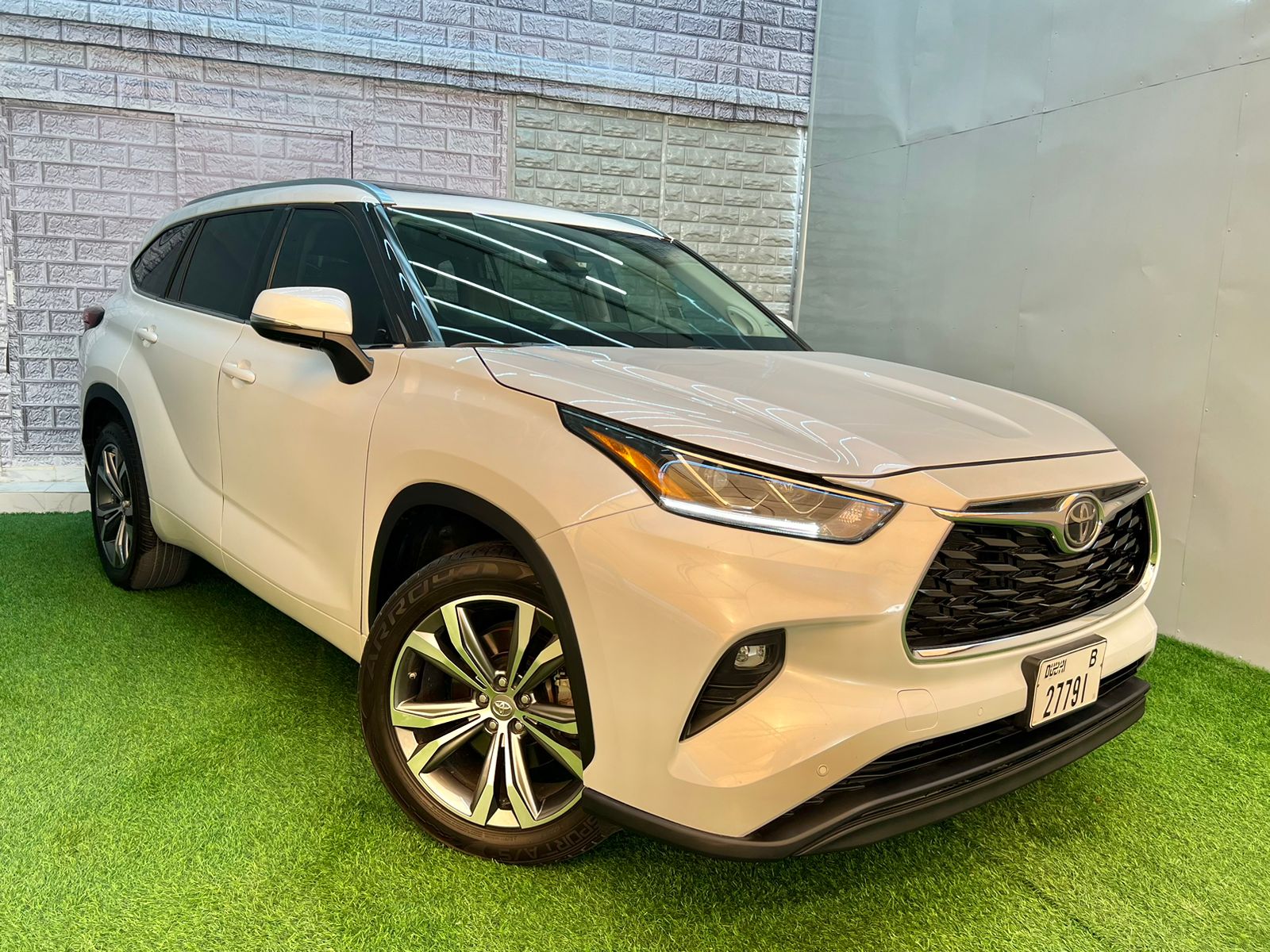  RENT   TOYOTA HIGHLANDER      IN DUBAI