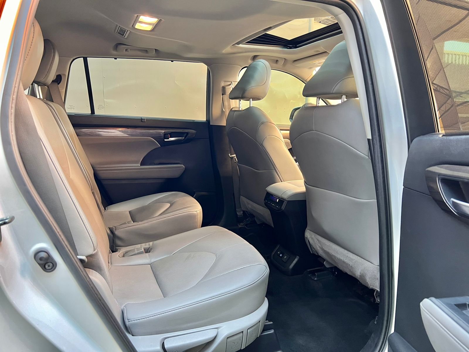  RENT   TOYOTA HIGHLANDER      IN DUBAI